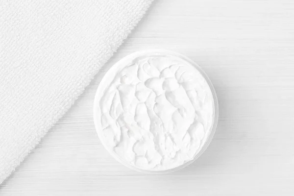 Καθαρή Λευκή Ενυδατική Κρέμα Λευκό Βάζο Λευκή Πετσέτα — Φωτογραφία Αρχείου