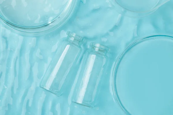 一套实验室器皿清空了培养皿 瓶中的蓝色水底罐 — 图库照片