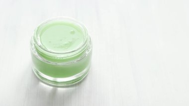Yeşil Aloe Vera Jel. Işık arkaplanda bir kavanozda. 