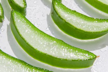 Taze aloe yaprağı ve dilimlenmiş aloe dilimleri. Yakın plan. Beyaz bir arkaplanda