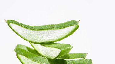 Kaydıraklar, taze yeşil aloe vera parçaları. Beyaz bir arkaplanda. 
