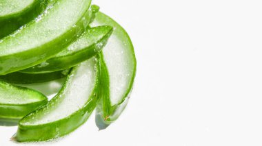 Kaydıraklar, taze yeşil aloe vera parçaları. Beyaz bir arkaplanda. 