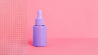 Şeffaf camın arkasında pembe arka planda kozmetik kavanoz