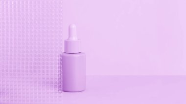 Şeffaf camların arkasında mor arka planda kozmetik kavanoz