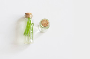 Aloe Vera laboratuvar matarası ve sıvıda. Yukarıdan görüntüle