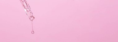 Sıvı damlayan kozmetik pipeti ve pembe arka plan, serum, serum, jel, vitamin, su, yağ damlaları