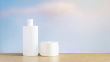 Kozmetik krem ve arka planda gökyüzü olan bir kavanoz.