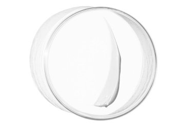 Boş bir arkaplanda şeffaf jel ya da serum olan bir petri kabı..