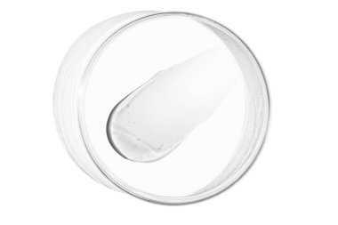 Boş bir arkaplanda şeffaf jel ya da serum olan bir petri kabı..
