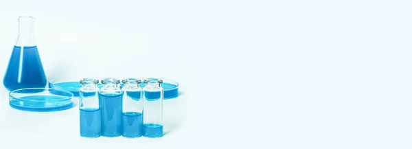 Lombikok Tégelyek Laboratóriumba Kék Kék Folyadékkal Laboratóriumi Üvegáruk Hátterében Petri — Stock Fotó