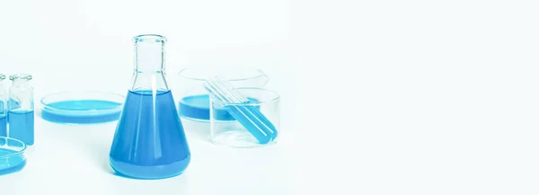 Laboratórium Flaskája Kék Kék Folyadékkal Laboratóriumi Üvegáruk Hátterében Petri Edények — Stock Fotó