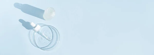 Placa Petri Con Gel Transparente Con Una Pipeta Botella Cosméticos — Foto de Stock