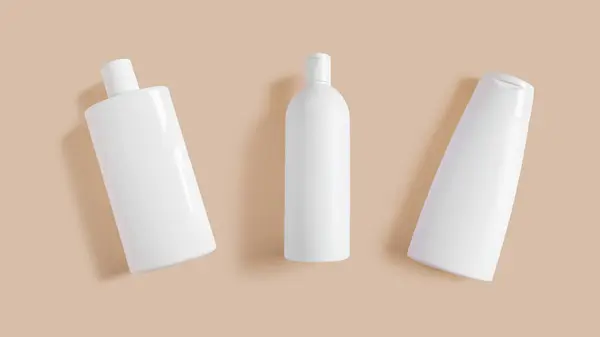 Set Van Witte Cosmetische Flessen Crèmes Een Beige Achtergrond — Stockfoto