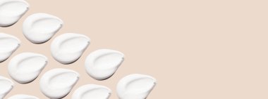 Narin bir bej arka planda güzel krem ve kozmetik ürünleri. Reklamlar ve yazıtlar için boş alan.