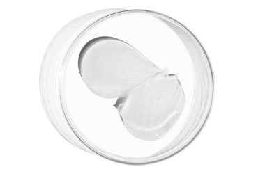 Boş bir arkaplanda şeffaf jel ya da serum olan bir petri kabı..