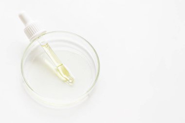 Petri kabı. Altın serumlu, jöleli ya da serumlu boru, açık arkaplanda sarı..