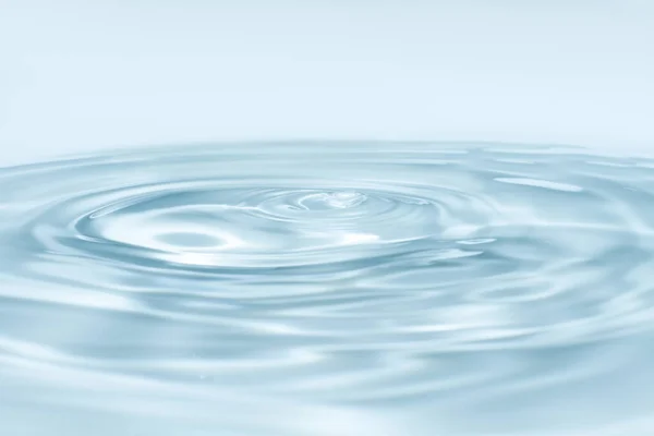 Su ve dalgalar damlalar ve kabarcıklarla