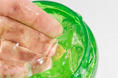 El yeşil kozmetik ya da tıbbi jeli toplar
