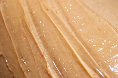 Yüzüne şeffaf kozmetik veya tıbbi jel bulaşmış.