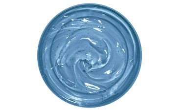 Yuvarlak bir kavanozda şeffaf mavi kozmetik jel. Yukarıdan bak. Boş bir arkaplanda.