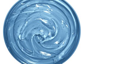 Yuvarlak bir kavanozda şeffaf mavi kozmetik jel. Yukarıdan bak. Boş bir arkaplanda.