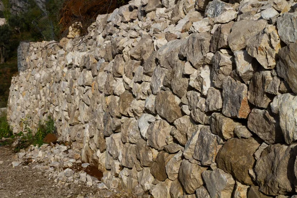 Pedra natural grande texturizada. fragmento de um muro de pedra