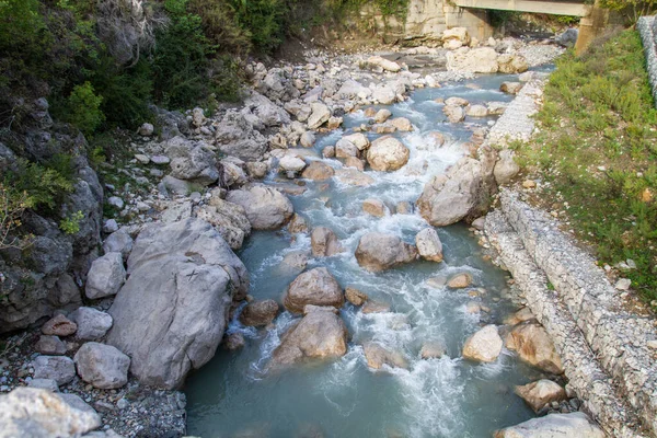 Şeffaf mavi bir dağ nehri manzarası