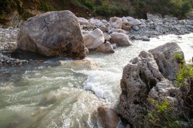 Taşların arasından akan bir dağ nehri dalgaları