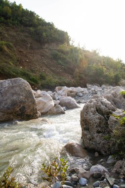 Taşların arasından akan bir dağ nehri dalgaları