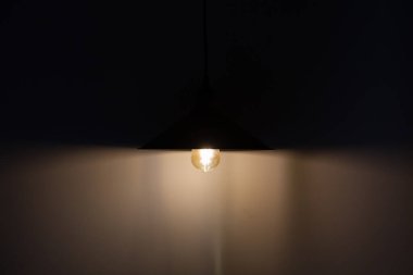 Karanlık bir odada sarı bir lambadan olay ışığı.