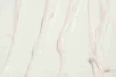 Kalın beyaz kozmetik krem yüzeye sürülmüş. Krem rengi yakın çekim..