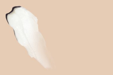 Bej arka planda kozmetik krem lekeleri.