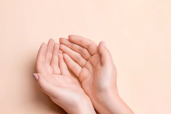Vrouwelijke Handen Palmen Een Beige Achtergrond Stockfoto