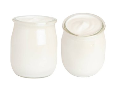 Küçük cam bir kavanozda beyaz yoğurt. Boş bir arkaplanda