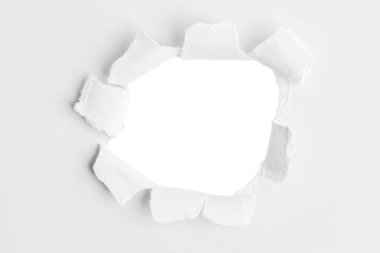 Beyaz, kalın bir kağıt, ortadan yırtılmış ve içi boş bir delik. Ve arkasında boş bir arkaplan