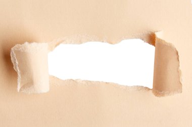 Kraft kağıdı, ortadan yırtılmış ve içi boş bir delik. Ve arkasında boş bir arkaplan