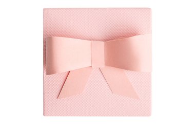 Boş bir zemin üzerinde fiyonk olan pembe kutu..