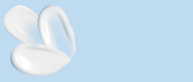 Mavi arka planda bir dizi krema darbesi. Boş boşluk