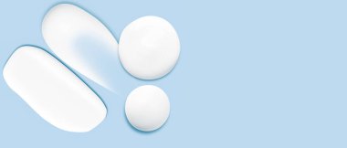 Mavi arka planda bir dizi krema darbesi. Boş boşluk