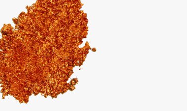 Yakın plan turuncu göz farı lekesi, açık arkaplanda kızarma ve toz.