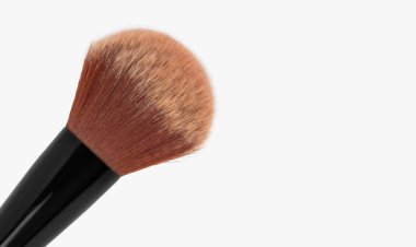 Pudra ve allık için fırça yakın plan. hafif bir arkaplanda.