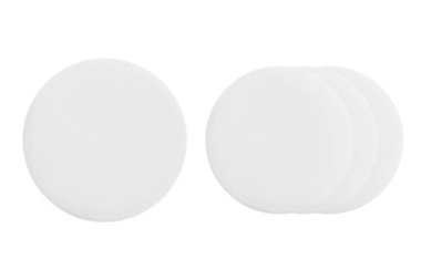 Boş bir arkaplanda pamuk yuvarlak kozmetik süngerler