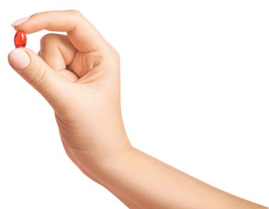 Kadın eli boş arkaplanda kırmızı hap tutuyor