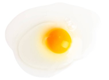 Kırık yumurta, beyaz ve sarısı. Boş bir arkaplanda