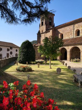 Geleneksel olarak Orta Çağ 'dan beri Bask Ülkesi ve Navarra' da kullanılan Kelt kökenli disk kuleleri ile Etxalar Navarrese mezarlığı