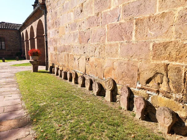 Etxalar的Navarrese公墓 有凯尔特血统的迪斯科石碑 中世纪以前就在巴斯克地区和纳瓦拉使用了 — 图库照片