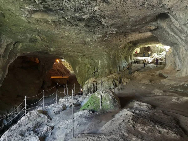 中世には異教の儀式が行われ 魔術が行われた場所であるズガラムルディ洞窟は 審問によって非難され 魔術として非難された人々は杭で焼かれた — ストック写真