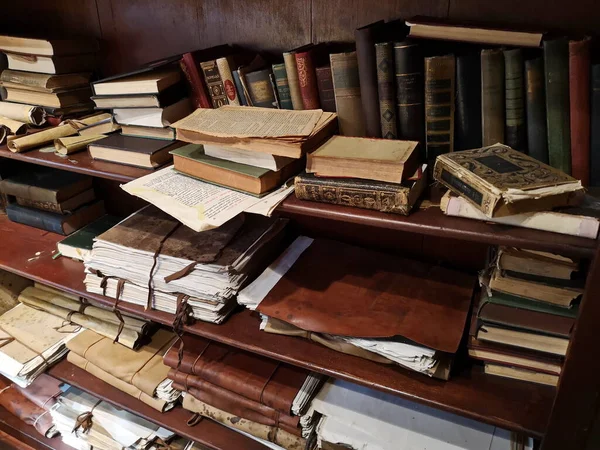 スペインの調査の時からのコピーの古い書店 Zugaramurdi ナバラ — ストック写真