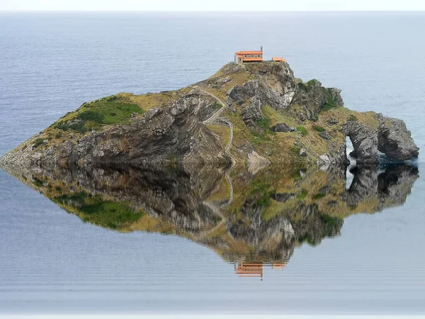サンファンデGaztelugatxe 玉座シリーズのゲームで有名な山 ビスカヤの観光地 Euskadi — ストック写真