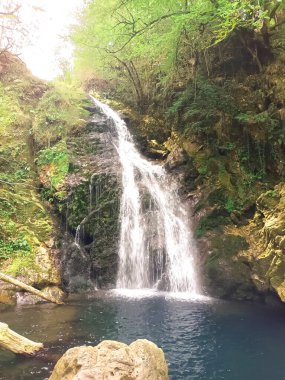 Xorroxin Şelalesi, Navarra, popüler bir turizm merkezi olan Erratzu 'da başlayan yol boyunca yer almaktadır.